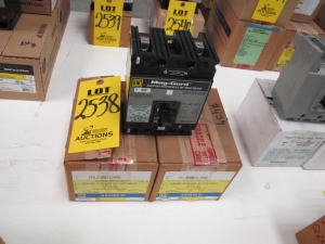 LOT (2) BREAKERS, CIRCUIT TYPE, 7 AMP RATING, 600 AC, 250 DC VOLT RATING, 2 POLE, MAGNETIC KIND. MOLDED CASE CONSTRUCTION. 18-70 AMPS INSTANTANEOUS TRIP RANGE, 10KA INTERRUPTING RATING WITH MOTOR STARTER. PART # FHL2600712M (W-44) LOADING & HANDLING FEE $5-